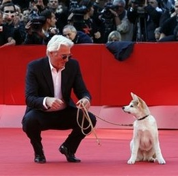 El actor posando con un perro similar al de la película "Hachiko"